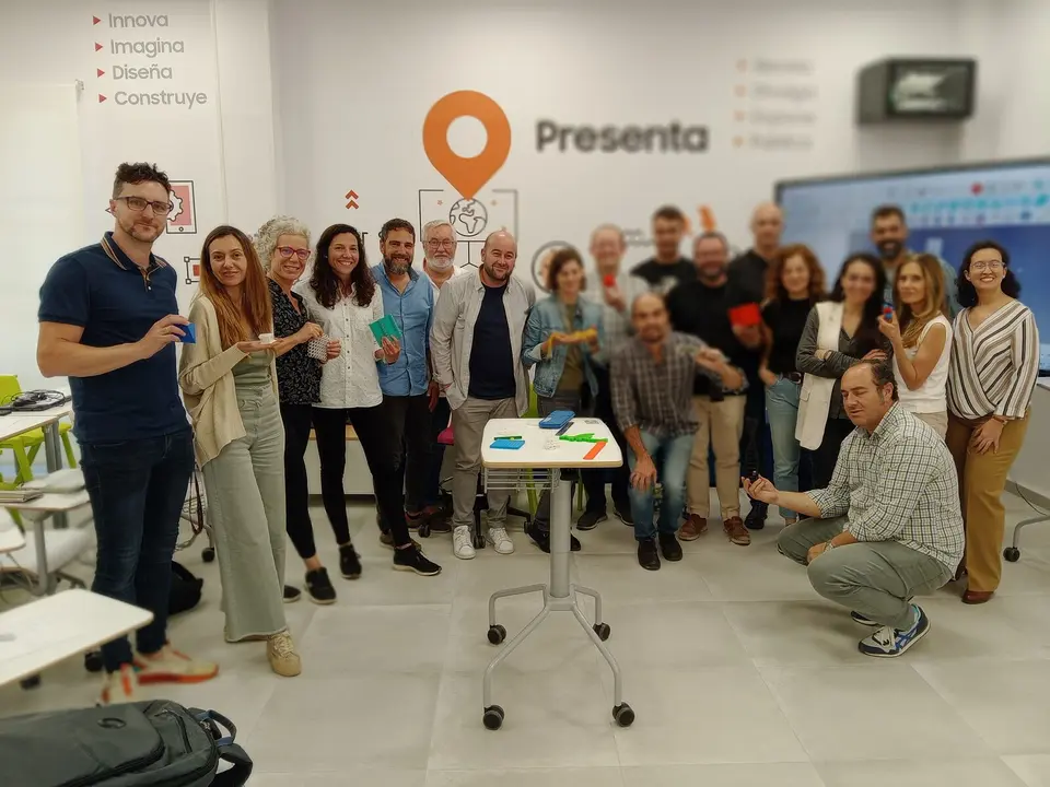 Grupo de docentes en una formación de Robot-Edu