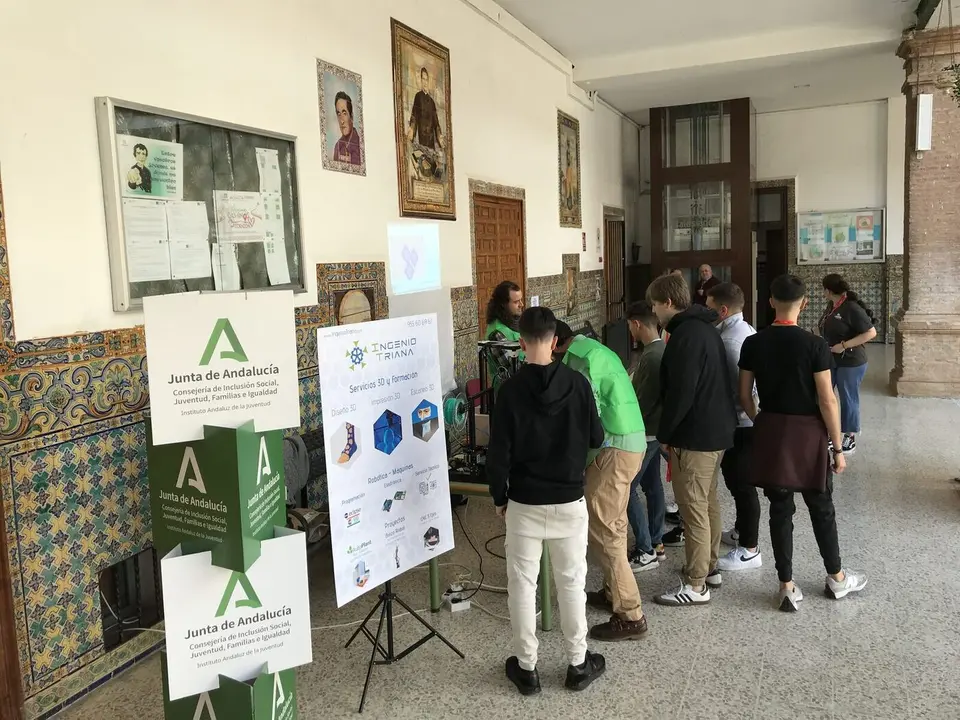 Niños y niñas en una actividad STEAM de robótica educativa