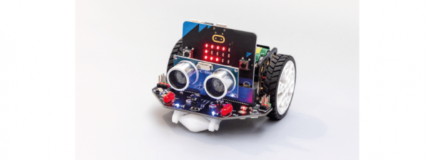 Imagen del Robot Maqueen lite junto a una placa micro:bit, mostrando su compatibilidad y características.