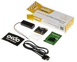 Placa micro:bit con cables y baterías del kit de inicio.
